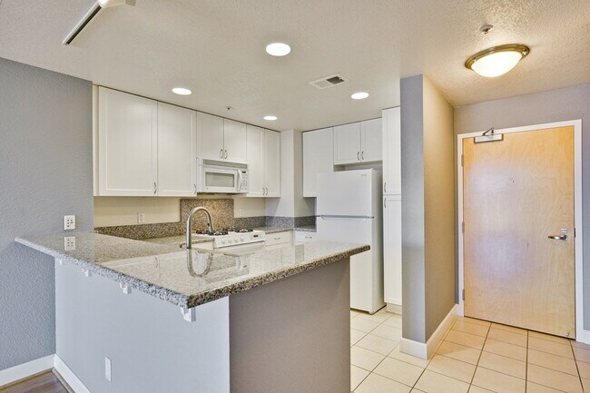 Building Photo - Large 2BR/2BA Condo with Spacious Balcony ...