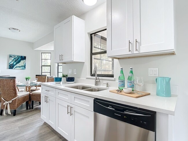 Building Photo - Gorgeous 3-Bedrorom, 2 Bath, 1165 sq ft home