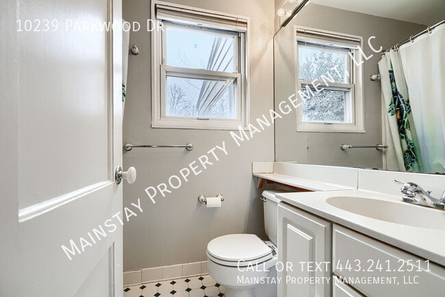 Building Photo - 10239 Parkwood Dr