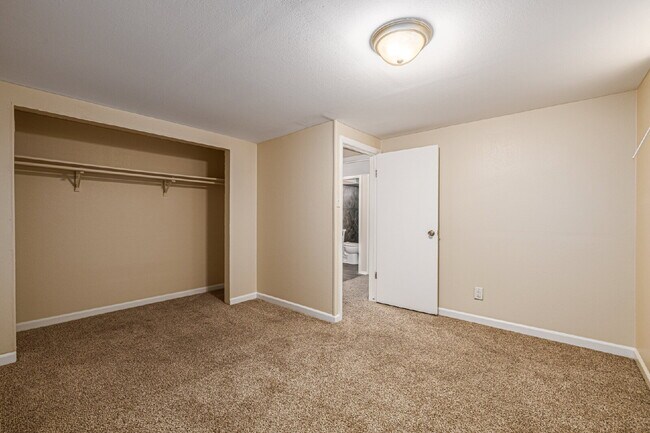 Building Photo - Lovely 5 Bed  / 2 bath in Boston Heights