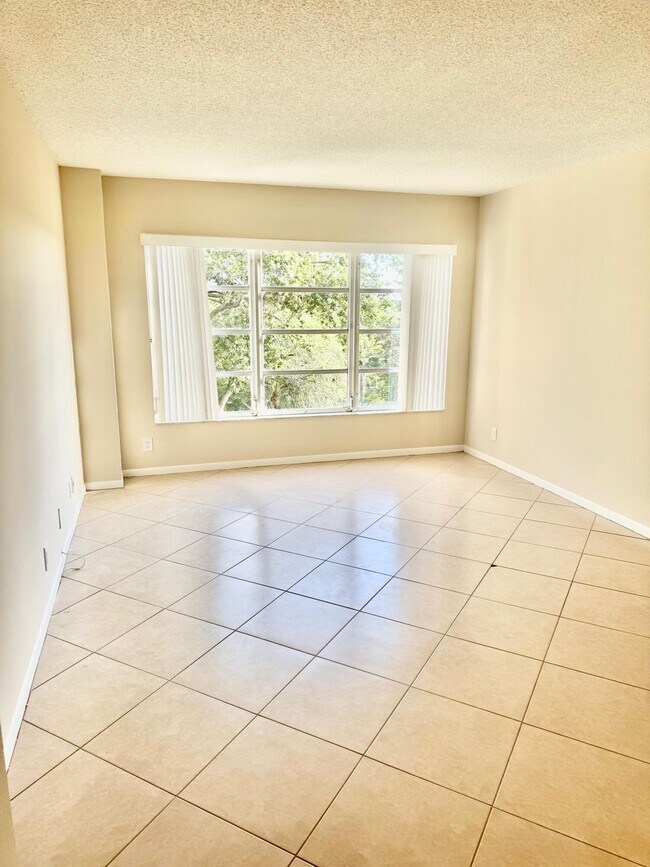 Building Photo - 10777 W Sample Rd