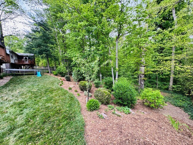Building Photo - BEAUTIFUL AND PRIVATE LAKE RIDGE HOME