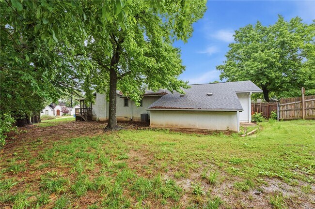 Building Photo - 315 E Fairway Ln