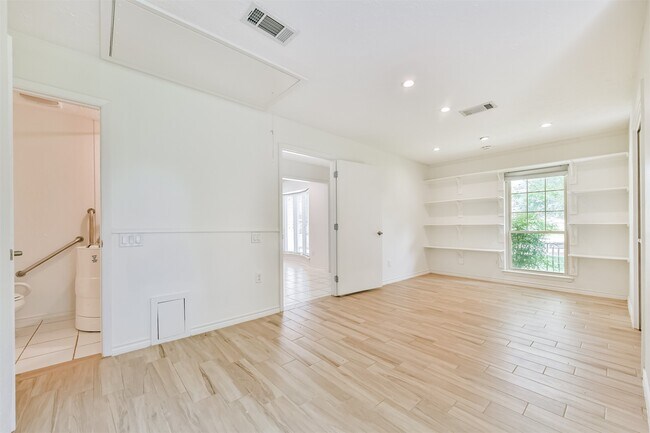 Building Photo - 807 Stadium Cir