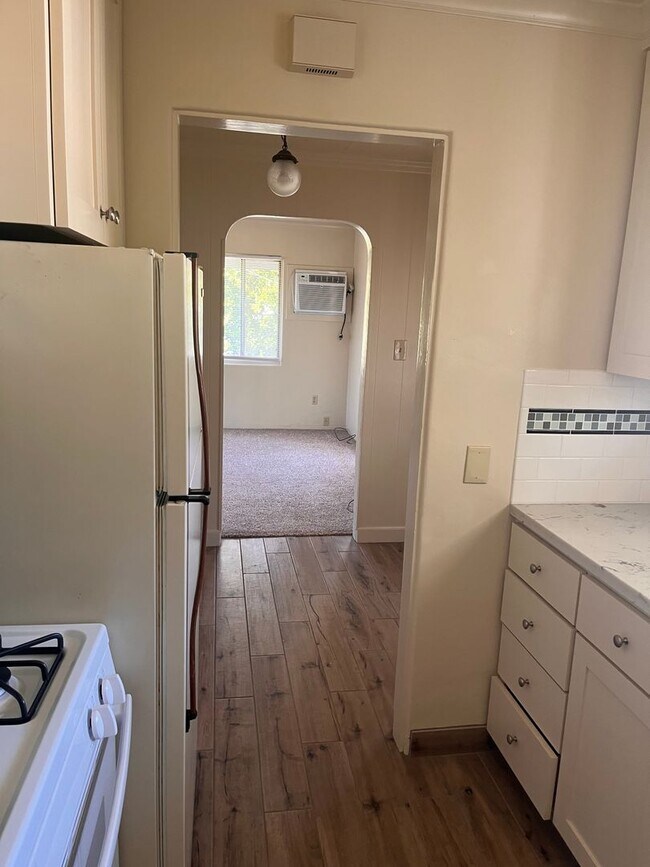 Building Photo - AVAILABLE NOW!! Delightful 1 bedroom, 1 ba...