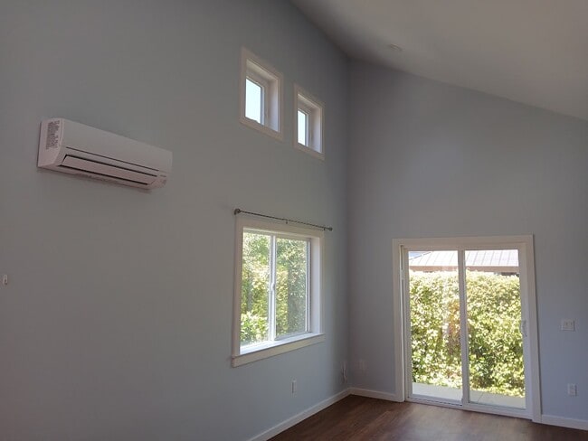 lots of light - 1810 Stearns Dr