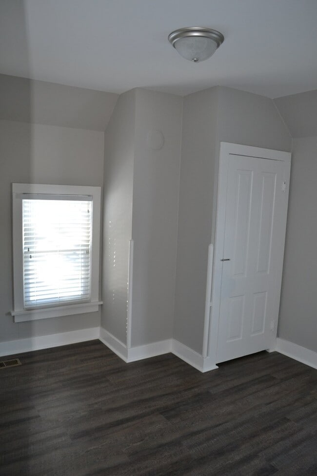 Building Photo - Historic carriage house renovated into a loft apartment! 1 bed 1 bath! Close to downtown