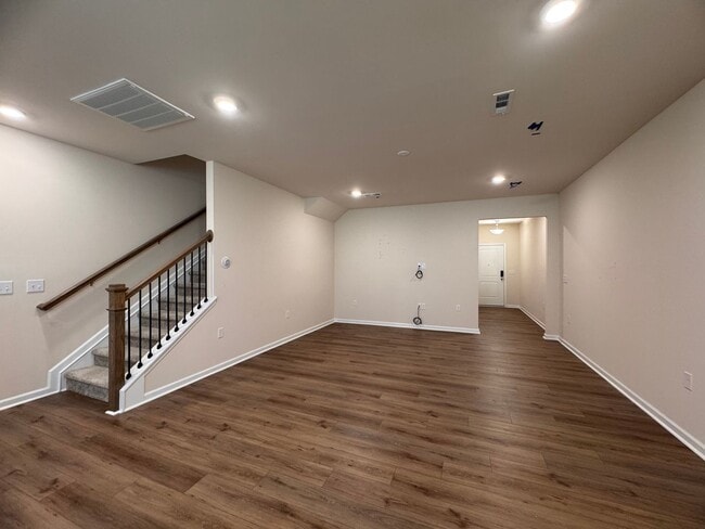Building Photo - 3BR 2.5BA Townhome