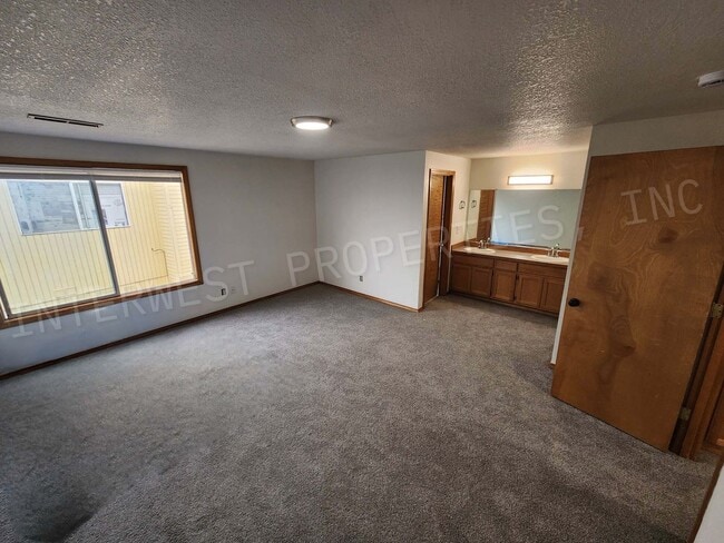 Building Photo - *1ST FULL MONTH'S RENT FREE PROMO* Spaciou...