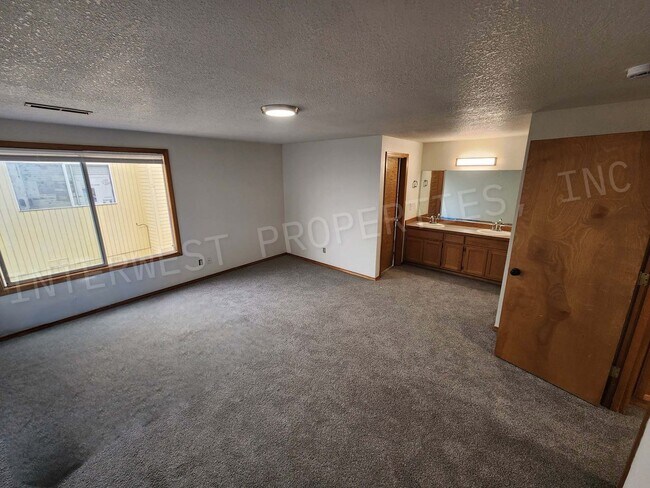 Building Photo - Spacious 4bd 2.5ba Rock Creek Home With 2 ...