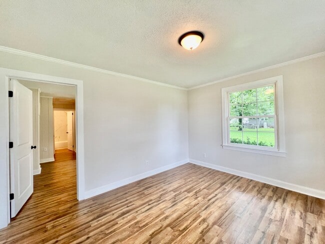 Building Photo - Updated 2 Bedroom