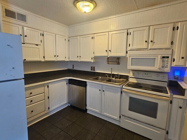 Building Photo - Updated 2BR Townhome Near S Beltline — Convenient Columbia Living
