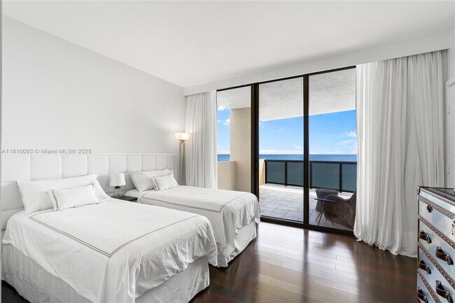 Building Photo - 16275 Collins Ave