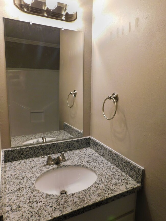 Building Photo - Room For Rent