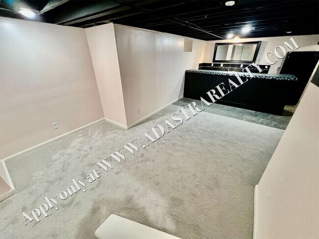 Building Photo - Beautiful 4 Bed 3.5 Bath Home in Fairway-Available NOW!!