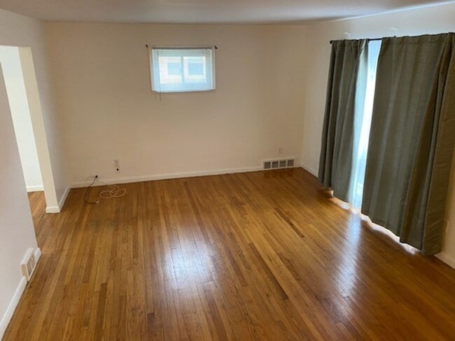 Building Photo - Well Kept Duplex in the Shaler Area