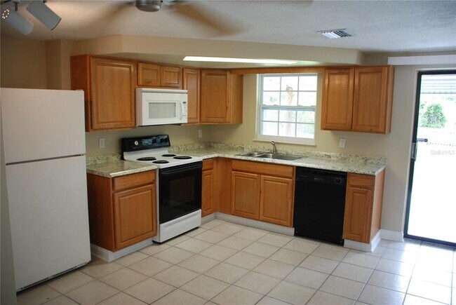 Building Photo - 1624 Springdale Dr