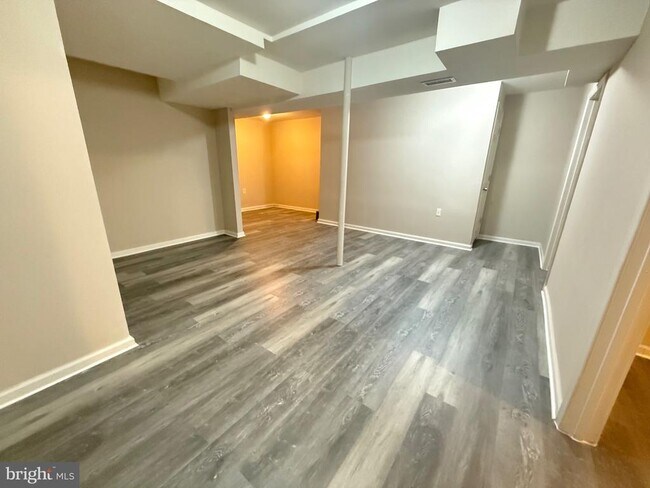 Building Photo - 118 Middle Point Ct