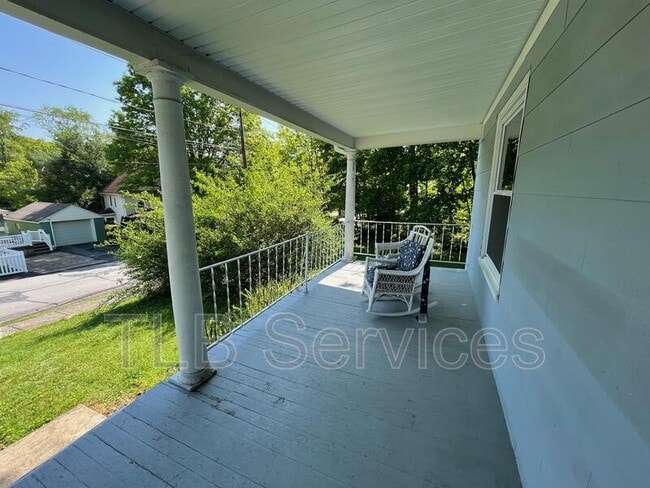 Building Photo - 402 Electric St