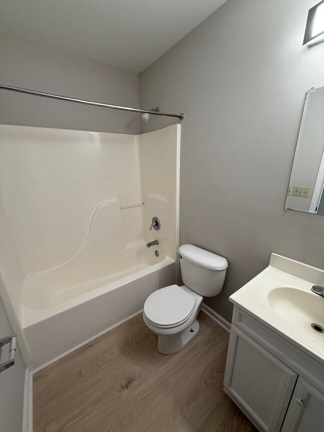 Building Photo - Two bedroom, one bath apartment in Burlington