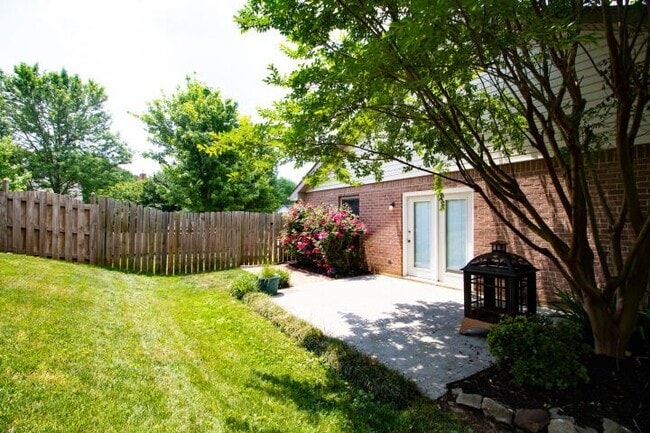 Building Photo - Knoxville 37922 - 3 bedroom, 2 bath with fenced-in yard - Call Susan Niedergeses (865) 300-4722