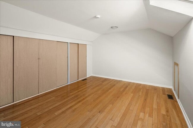 Building Photo - 60 Hampshire Dr