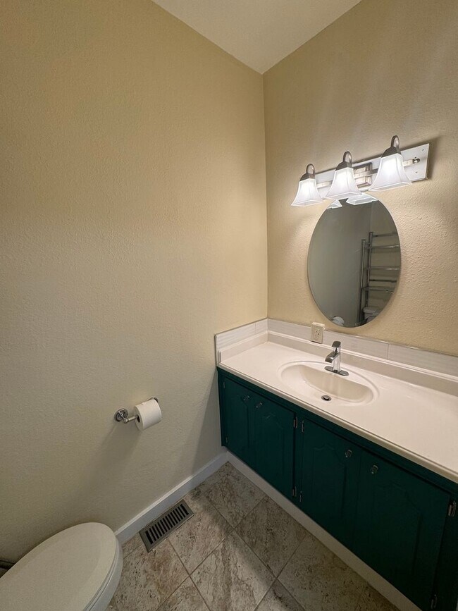 Building Photo - Charming Pet Friendly House 2 Bedroom/1.5 ...