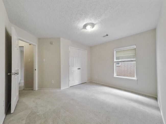 Building Photo - 427 Northvalley Dr