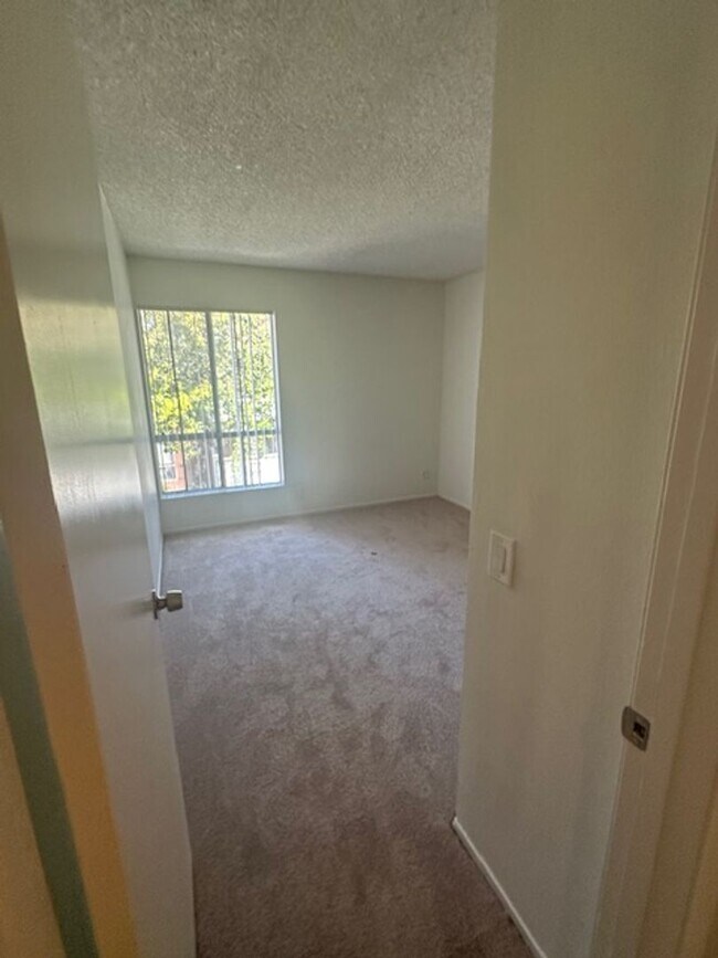 Building Photo - 3 BEDROOM PEPPERTREE CONDO IN VENTURA