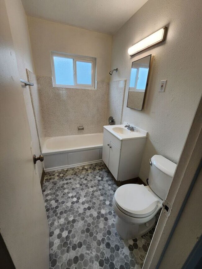 Building Photo - $1000 REBATE!! Delightful La Mesa 2BR/1BA in Small Complex