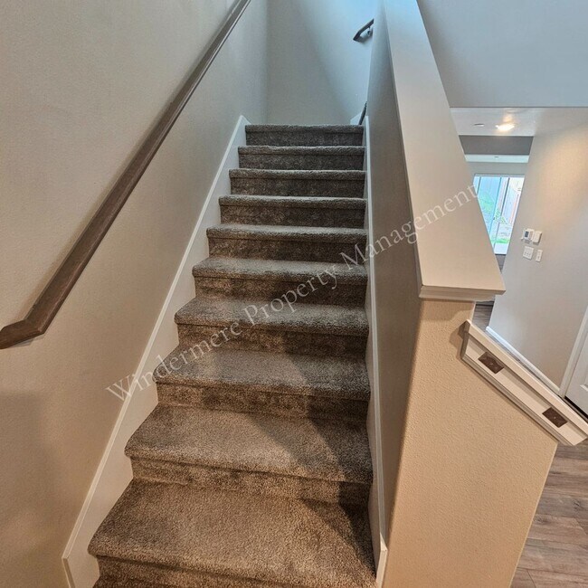Building Photo - Spacious 4 Bedroom Home with Gas Fireplace, Office Space & 2-Car Garage!