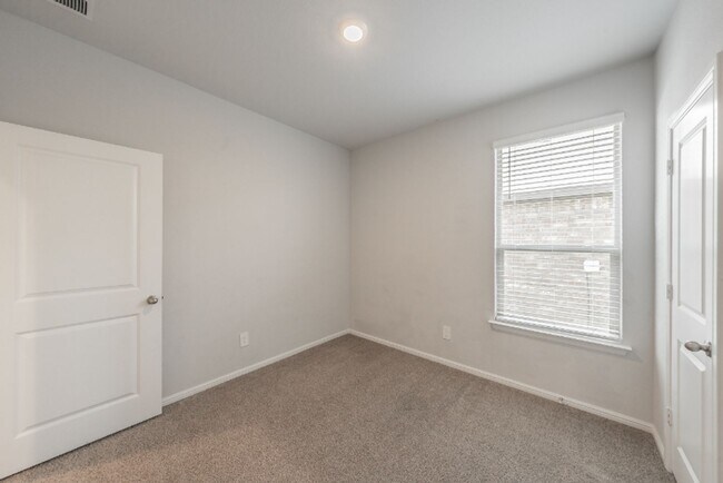 Building Photo - 8637 Centerboard Ln