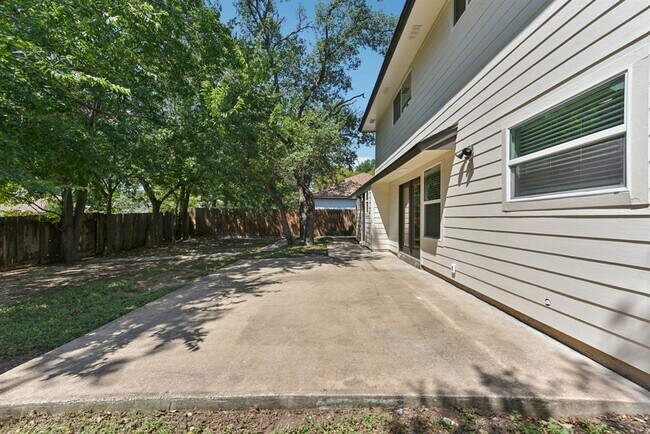 Building Photo - 2011 Malvern Hill Dr