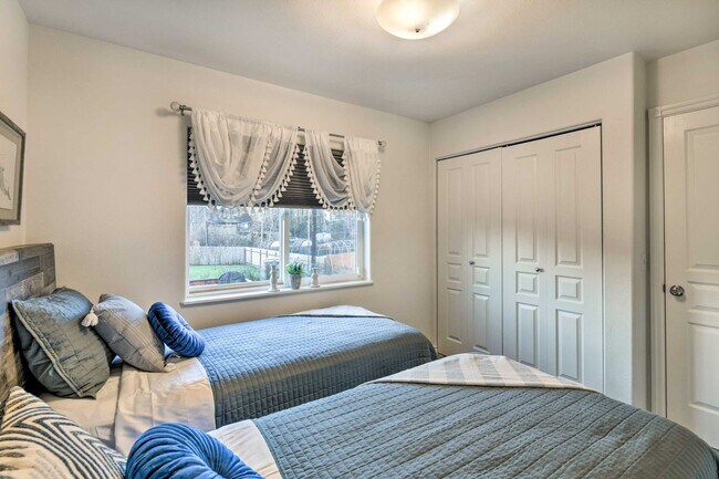 Building Photo - 2432 Glacier St