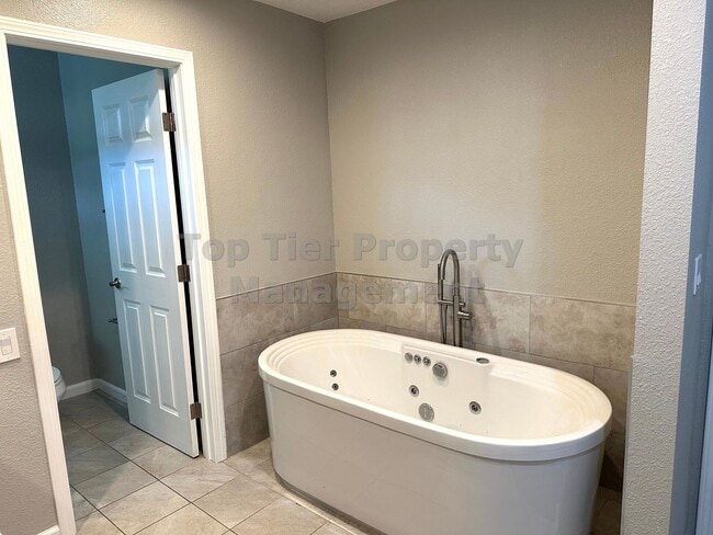 Building Photo - Beautiful and spacious 4 Bed/ 2.5 Bath/ 2,...