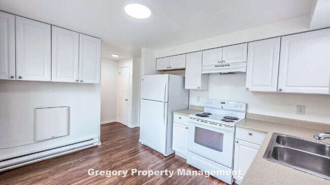 Building Photo - 5830 East Dr