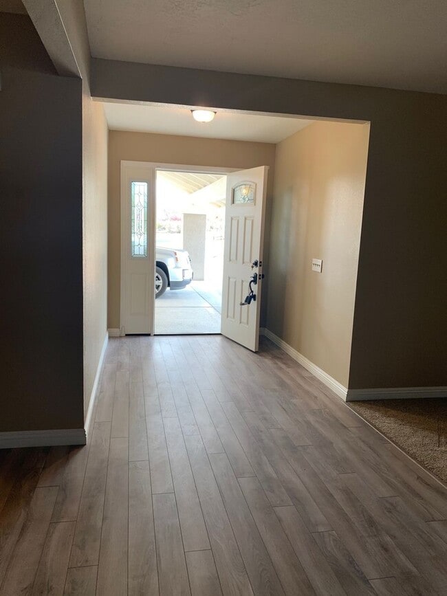 Building Photo - Beautiful Desert Knolls Home