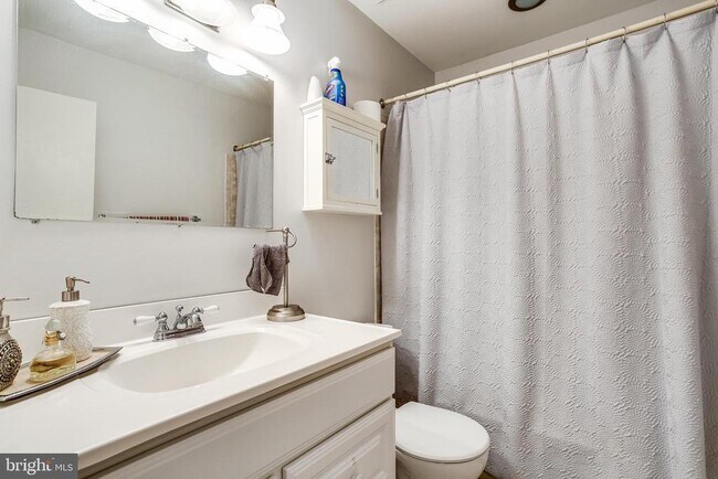 Building Photo - 546 Azalea Dr