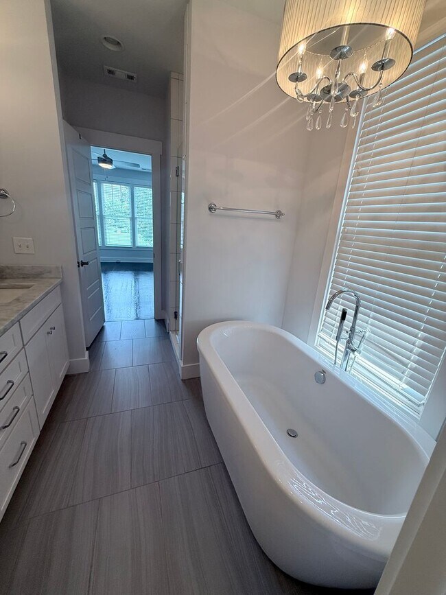 Building Photo - 3 bedroom/2.5 baths