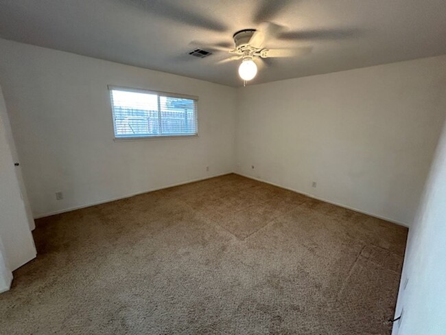 Building Photo - Close to Country Club *** Move-In Special ...