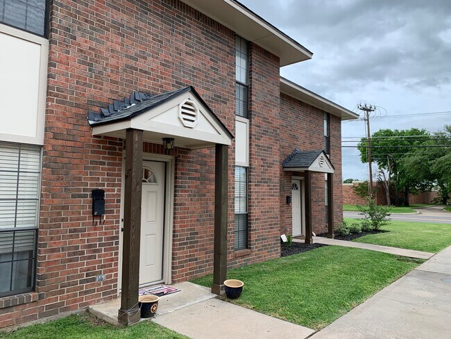 Building Photo - 1604 N Travis St