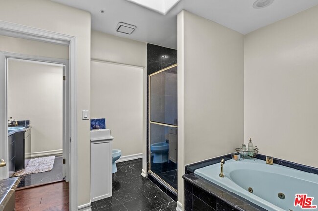 Building Photo - 268 S Palm Dr