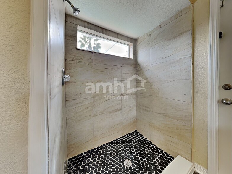 Building Photo - 1722 Wakefield Dr