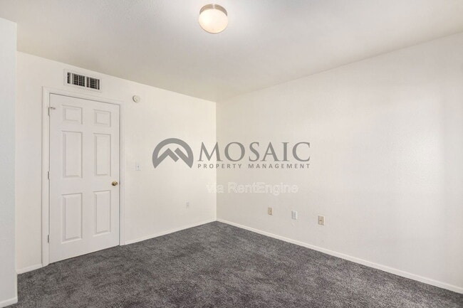 Building Photo - 461 W Holmes Ave