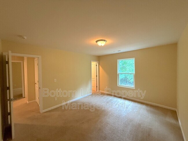 Building Photo - 1321 Waylon Ave