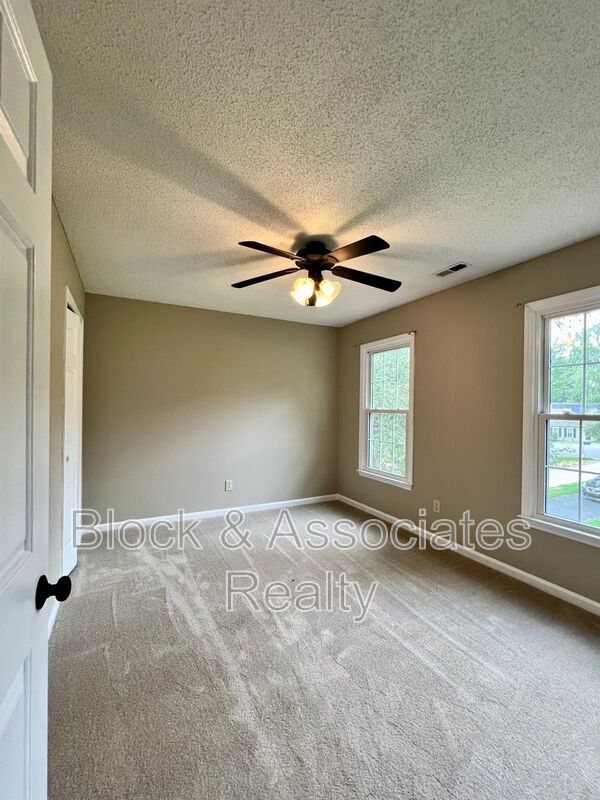 Building Photo - 1613 Round Hill Cir