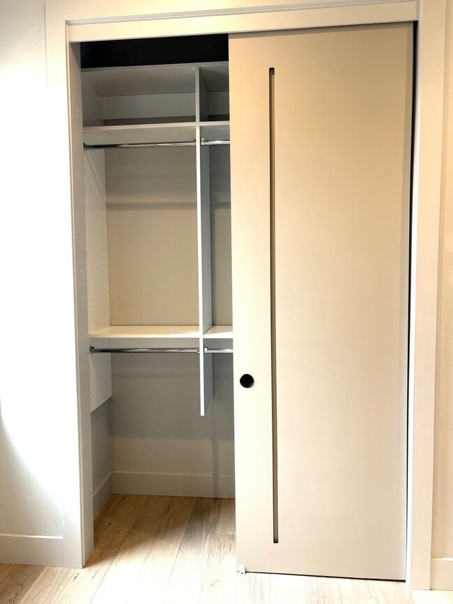 Building Photo - One bedroom apartment on Bend's SW side. End Unit