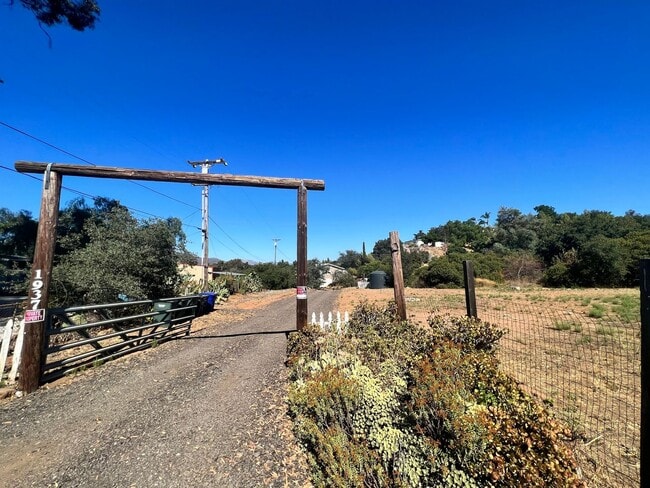 Building Photo - Stunning 3BR/3BA + Loft Home | 1,920 SqFt ...