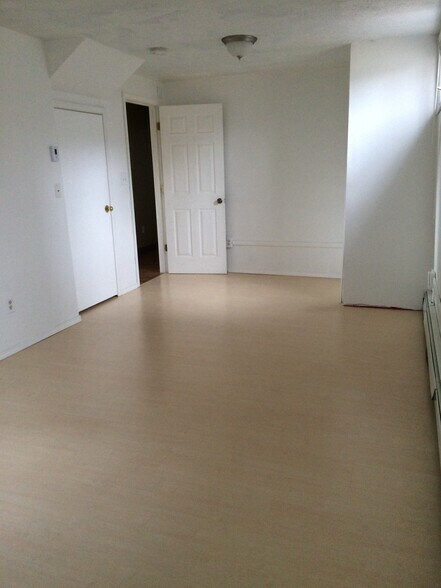Building Photo - 460 W Briar Dr