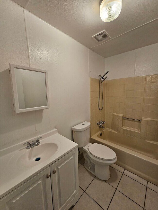 Building Photo - Downstairs / 2 bedroom / 1 bathroom unit